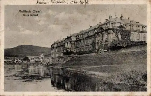 Ak Mettlach im Saarland, Altes Schloss, Flusslandschaft, Bebauung am Fluss, Gebirge im Hinterg...