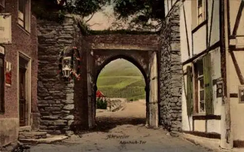Ak Ahrweiler an der Ahr, Adenbach-Tor, historische Architektur, ländliche Umgebung, farbige Po...
