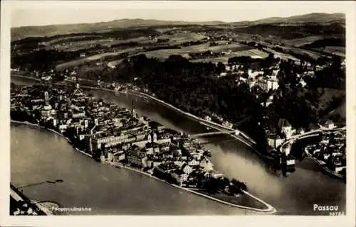 Ak Passau in Niederbayern, Luftaufnahme von  Flüsse, grüne Hügel, Stadtansicht