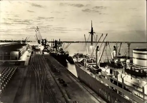 Ak Hansestadt Rostock, Hafenansicht mit Schiffen, Kräne, Wellen und Wolken