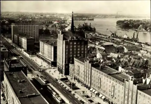 Ak Hansestadt Rostock, Vogelperspektive über  Hafenansicht, Lange Straße, Gebäude