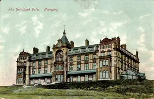 Ak Newquay Cornwall England, The Headland Hotel, historische Architektur, grüne Wiese, Himmel