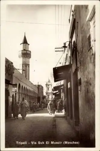 Ak Tripolis Tripoli Libyen, Straße mit Menschen, Säulen, Moschee, Gebäuden, historische Archit...