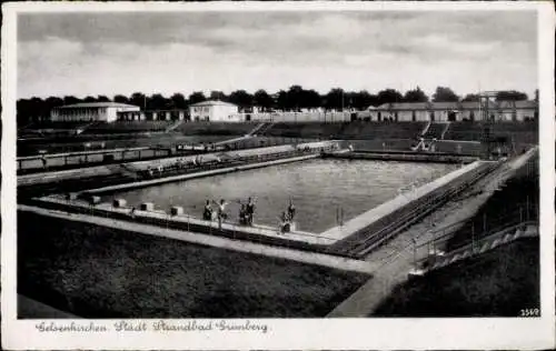 Ak Gelsenkirchen im Ruhrgebiet, Schwimmbad, viele Menschen, Gebäude im Hintergrund