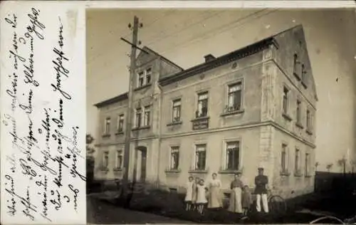 Ak Thalheim Oschatz in Sachsen, Mehrstöckiges Gebäude, Personen im Vordergrund, historische Au...