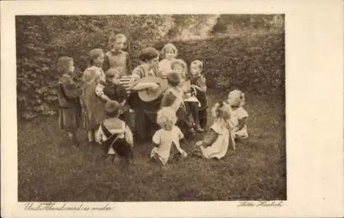 Ak Und Abend wird es wieder, Frau mit Laute und Kinder, Fotografin Lotte Herrlich