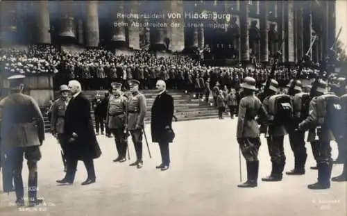 Ak Reichspräsident Paul von Hindenburg beim Abschreiten der Ehrenkompagnie