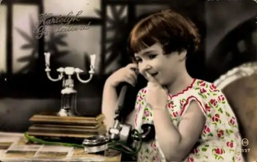 Ak Glückwunsch, Mädchen beim Telefonieren, Telefon