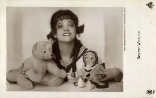 Ak Schauspielerin Dorrit Weixler, Portrait, Teddybär, Puppe