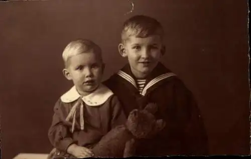 Foto Ak Zwei Jungen, Porträt, Teddy