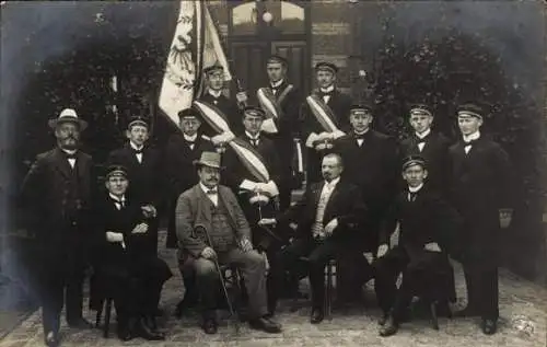Studentika Foto Ak Gruppenfoto der Studenten, Standarte
