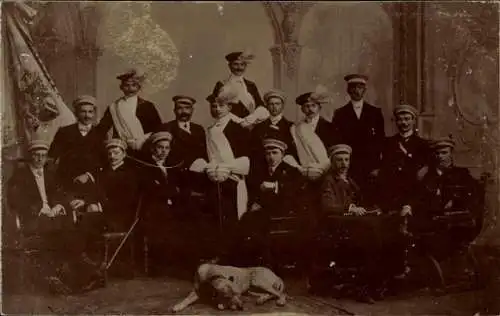 Studentika Foto Ak Studenten-Gruppenfoto, Standarte, Hund