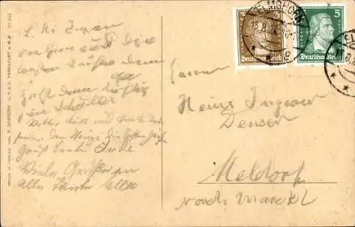 Ak Hundewelpen beobachten eine Puppe