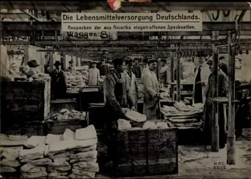 Ak Lebensmittelversorgung Deutschlands, Auspacken der eingetroffenen Speckseiten