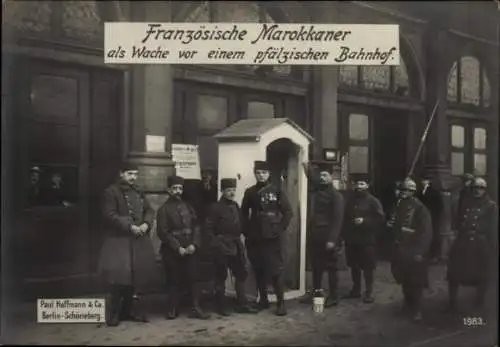 Ak Französische Marokkaner als Wache vor einem pfälzischen Bahnhof