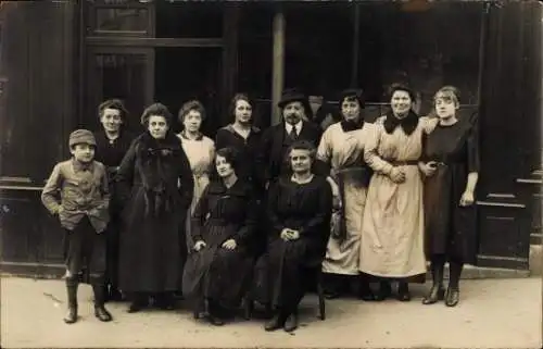 Foto Ak Menschen vor einem Gebäude, Gruppenfoto