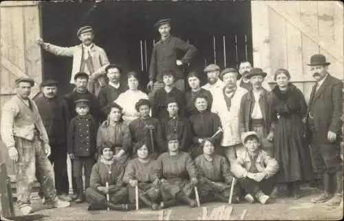 Foto Ak Menschen vor einem Stall, Gruppenfoto