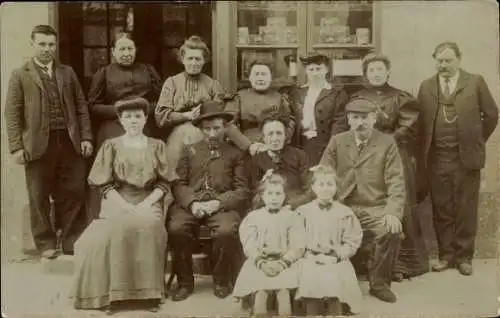 Foto Ak Menschen vor einem Geschäft, Gruppenfoto