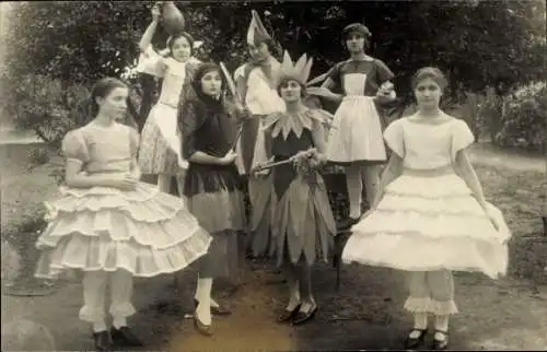 Foto Ak Frauen in Kostümen, Gruppenbild