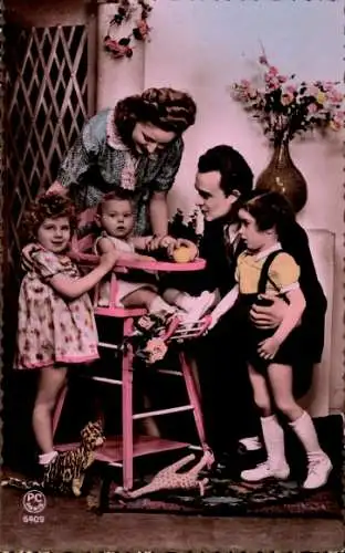 Ak Familienportrait, Mann und Frau mit drei kleinen Mädchen, Hochstuhl