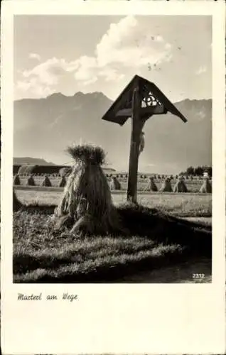 Ak Marterl am Wege, Strohgarben, Heuernte