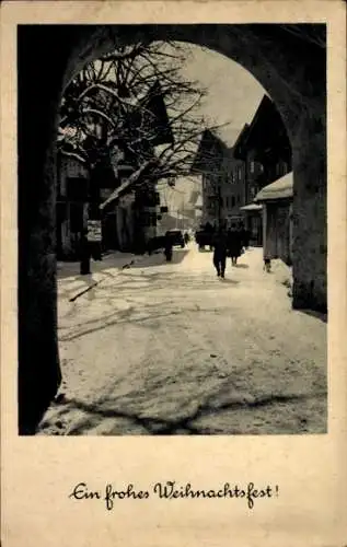 Ak Glückwunsch Weihnachten, Verschneite Straße mit Häusern