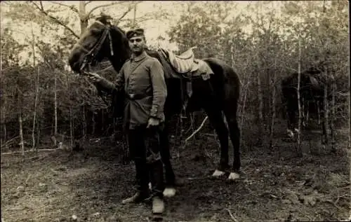 Foto Ak Kavallerist posiert mit Pferd im Wald