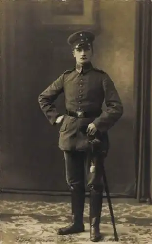 Foto Ak Porträt eines Soldaten mit Pickelhaube, Uniform