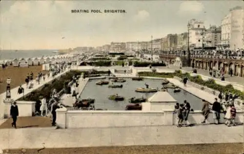 Ak Brighton East Sussex England, Boating Pool, Menschen, Boote, Strandpromenade, Architektur