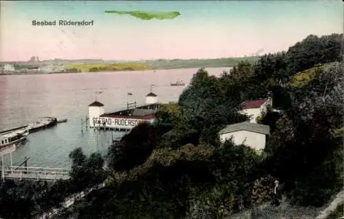 Ak Rüdersdorf bei Berlin, Seebad  See mit Booten, Bäume, Gebäude, Berge im Hintergrund