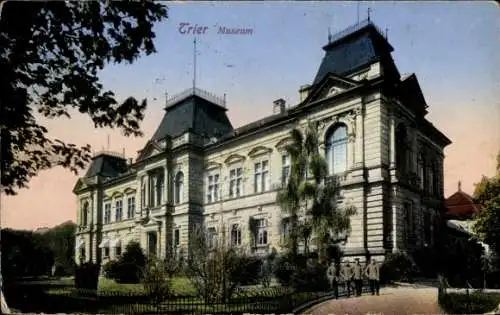 Ak Trier an der Mosel, Trier Museum, historisches Gebäude, Garten, Menschen, Sonnenschein