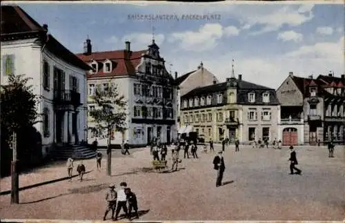 Ak Kaiserslautern in der Pfalz, Fackelplatz, alte Gebäude, geschäftiges Treiben, Menschen und ...