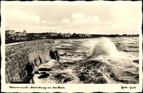 Ak Ostseebad Warnemünde Rostock, Brandung am Meer, Wellen gegen den Strand, Gebäude im Hinterg...