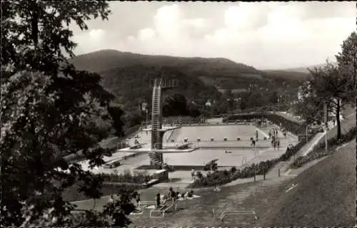 Ak Bad Kissingen Unterfranken Bayern, Schwimmbad, Steg, Sprungturm, Menschen, Bäume, Berge