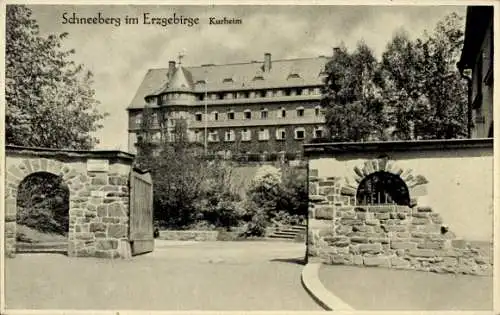 Ak Schneeberg im Erzgebirge, Kurheim, historisches Gebäude, Tor, Bäume, Landschaft
