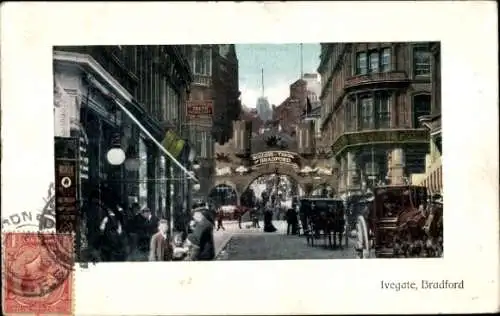 Ak Bradford West Yorkshire England, Eingang zum Ivegate, historische Gebäude, Menschen und Pfe...