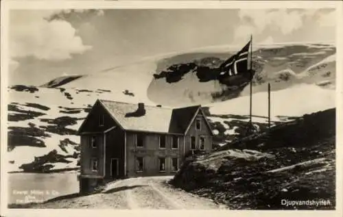 Ak Norwegen, Fröisöen i Nordfjord, Djupvandshytten, Berglandschaft, Haus, norwegische Flagge