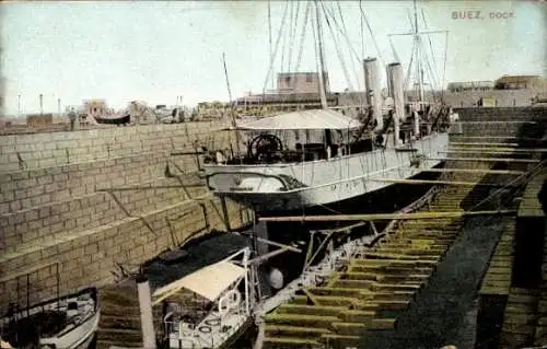 Ak Suez Ägypten, Schiff im Dock, Hafenanlagen, alte Postkarte