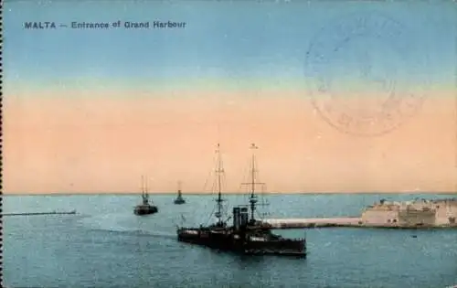 Ak Valletta Malta, Ansicht des Grand Harbour, Schiffe im Hafen, pastelblauer Himmel