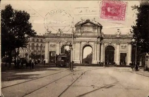 Ak Madrid Spanien, Puerta de Alcalá, Tram, Menschen, Historische Architektur