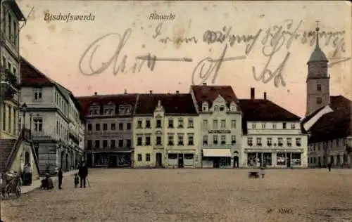 Ak Bischofswerda in Sachsen, Altmarkt, historische Gebäude, gepflasterte Fläche, Personen, Fah...