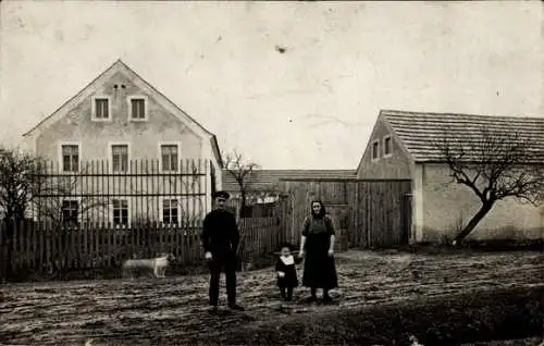 Foto Ak Truppen Königswartha in der Oberlausitz, Gehöft, Wohnhaus, Familie