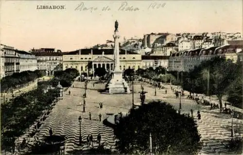 Ak Lisboa Lissabon Portugal, Säule, Platz, Passanten