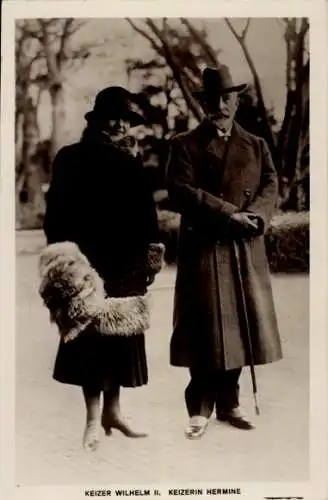 Ak Kaiser Wilhelm II. im Exil, Kaiserin Hermine, Portrait, Mäntel