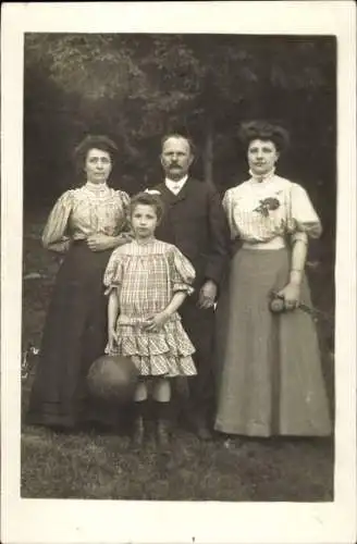 Foto Ak Familienbild, Kind mit Ball, Ehepaar