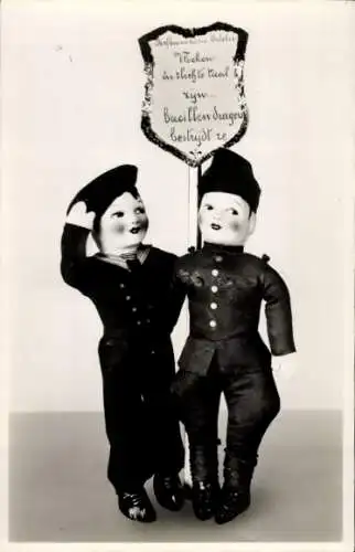 Ak Zwei Soldatenpuppen halten ein Schild