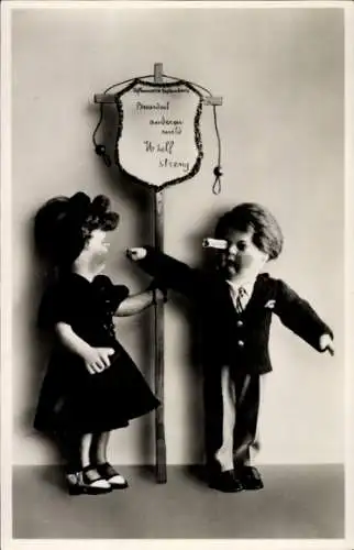 Ak Zwei Puppen, Junge und Mädchen, Gegenstand im Auge