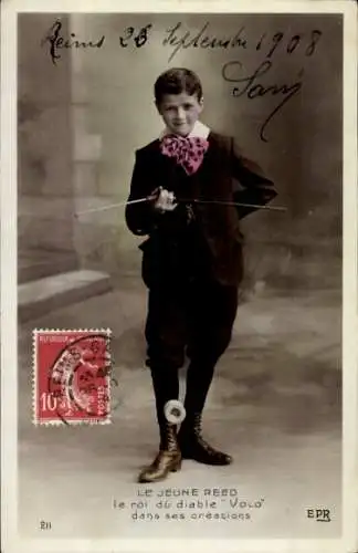 Ak Reims Marne,  junger Mann mit Fliege und Pfeil und Bogen.