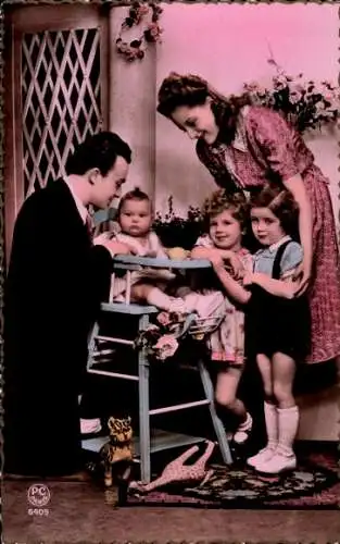 Ak Familienportrait, Mann und Frau mit drei kleinen Mädchen, Hochstuhl