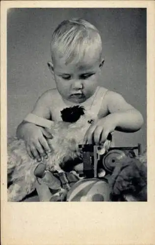 Ak Kind mit Spielzeug, Portrait